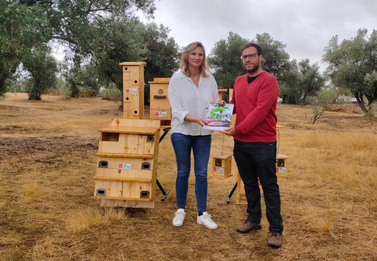 El Concejal de Medio Ambiente de Parla junto con la consejera de Medio Ambiente de la Comunidad de Madrid tras firmar el convenio de adhesión al proyecto regional Arco Verde.