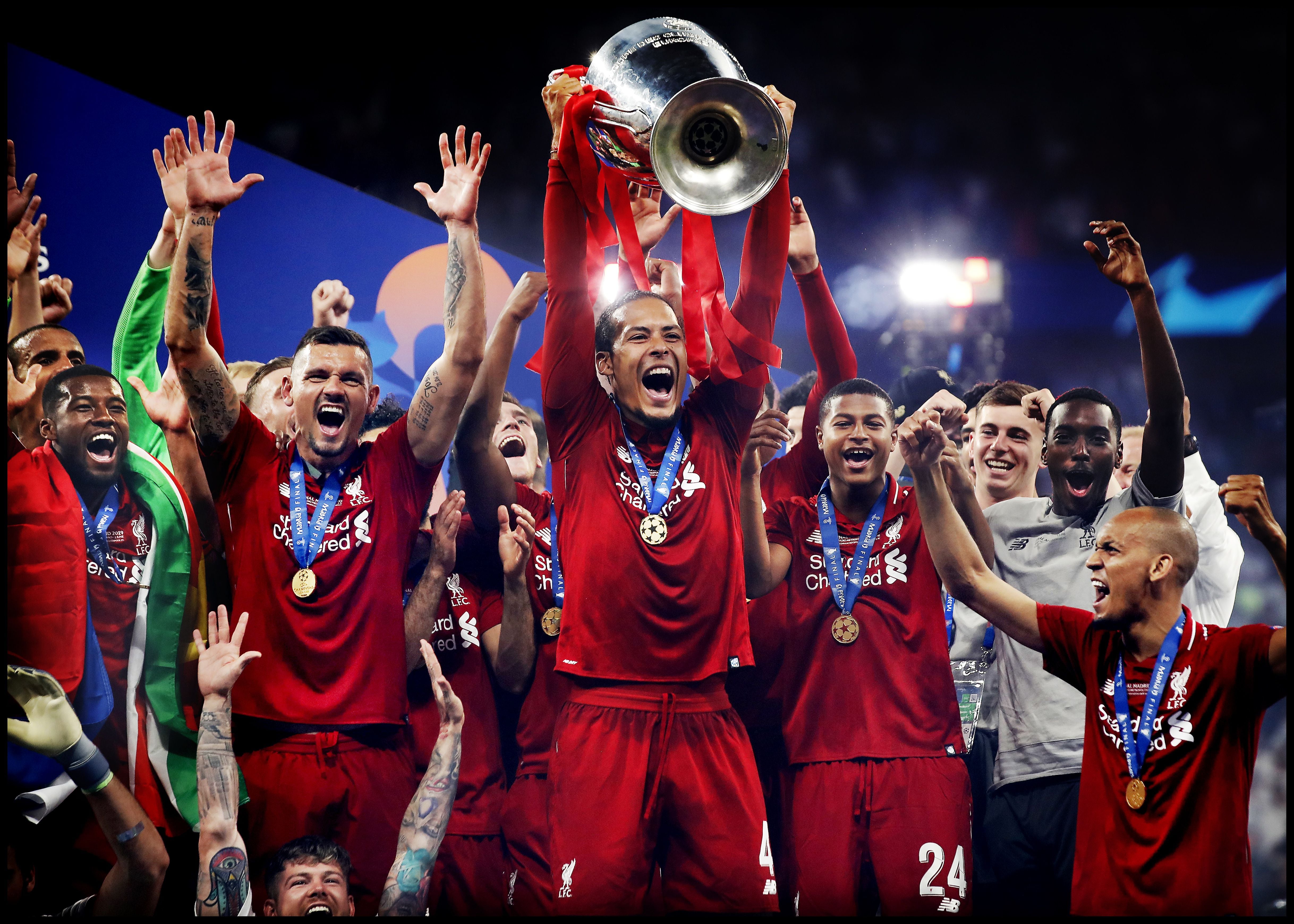 Virgil Van Dijk, levantando la Champions de 2018 con el Liverpool