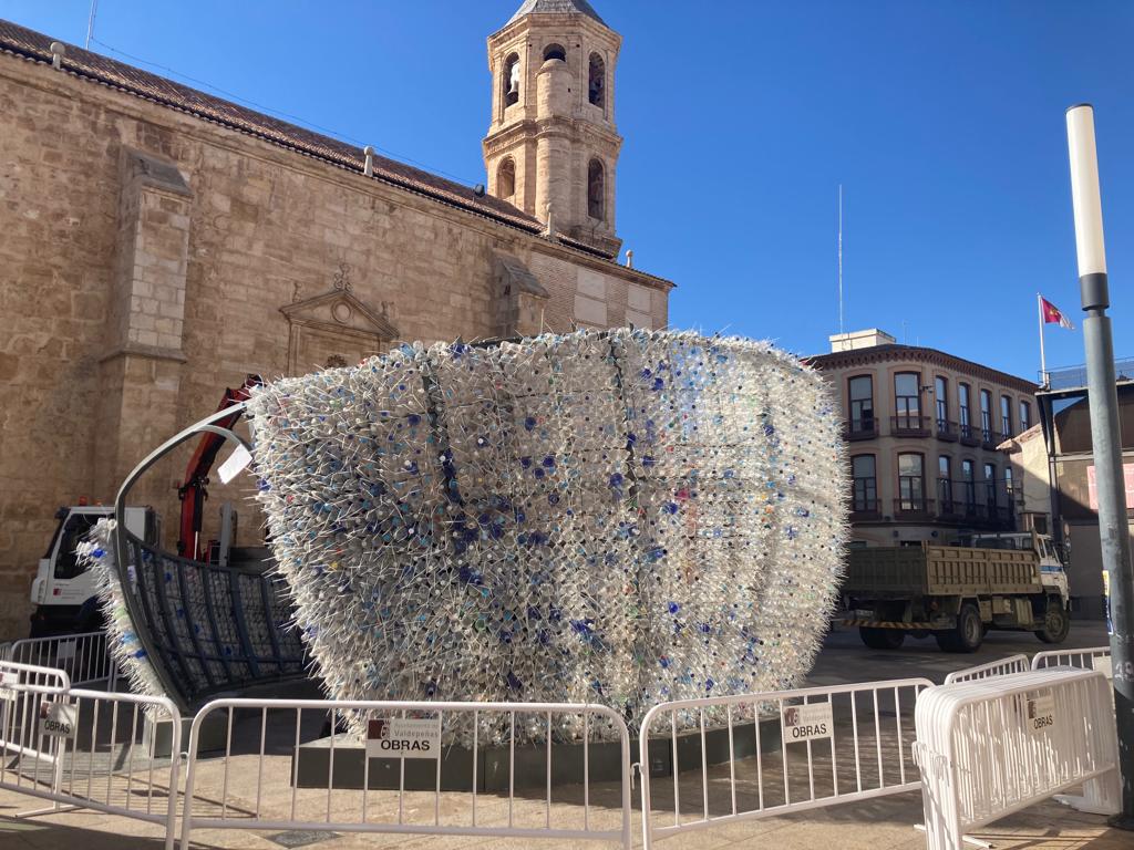 Imagen de archivo del montaje de la gran bola de Navidad en la Plaza Nueva de Valdepeñas (Ciudad Real)