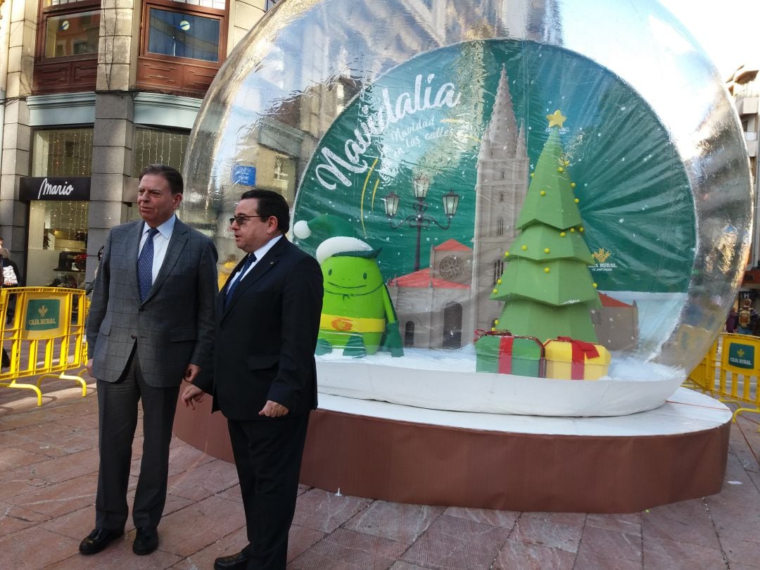 Alfredo Canteli (izq.) junto al presidente de Caja Rural, esta mañana en Oviedo