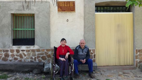 Felipe y Carmen, a la entrada de la venta