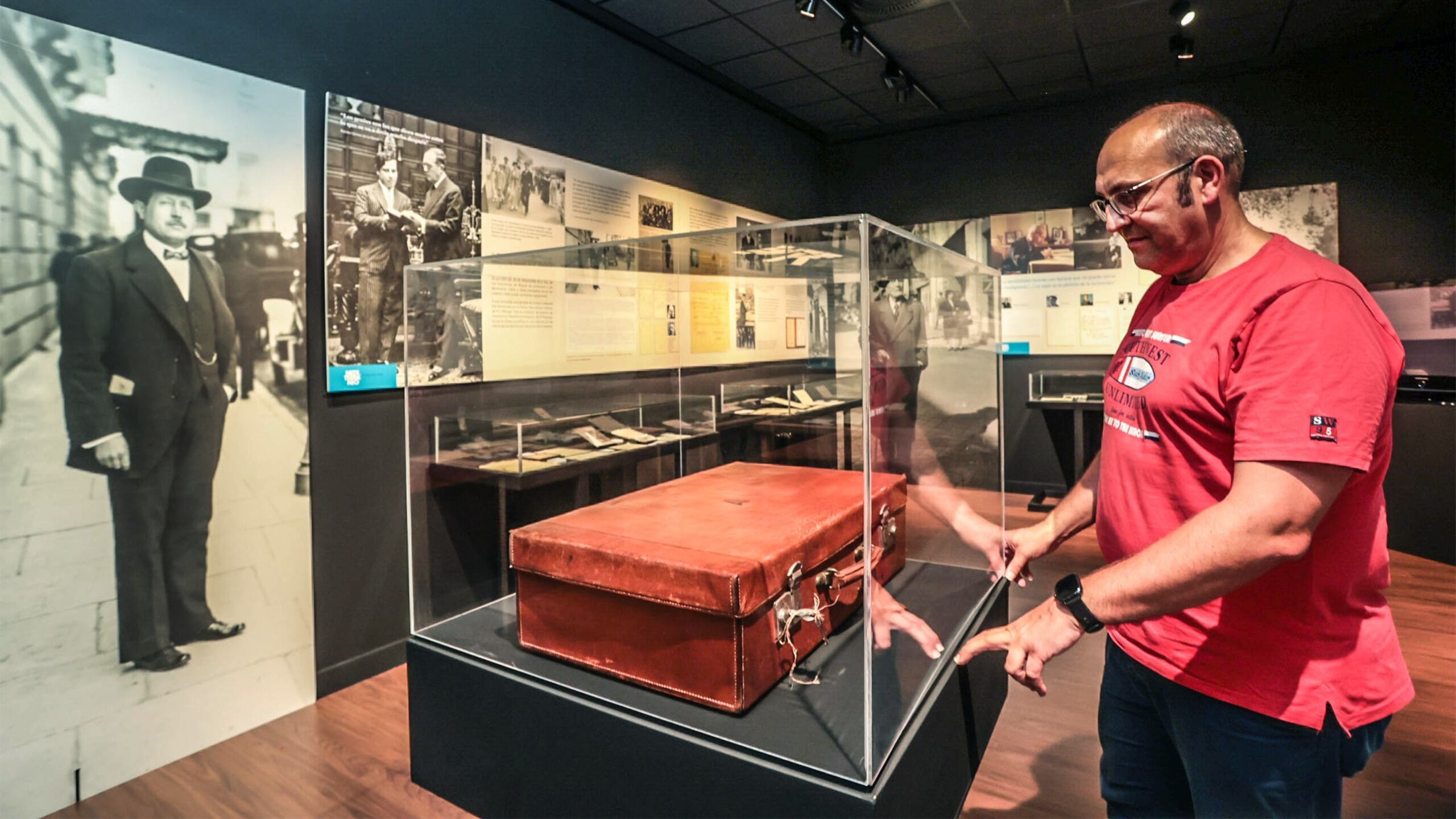 Fernando Tendero, director del museo con la maleta de Azorín