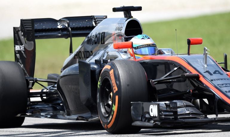 McLaren Honda&#039;s Spanish driver Fernando Alonso powers his car during the third practice session at the Formula One Malaysian Grand Prix in Sepang on March 28, 2015.     AFP PHOTO / MANAN VATSYAYANA