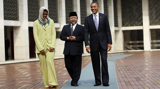 El presidente de EEUU, Barack Obama y su esposa, Michelle Obama, caminan acompañados del líder de la mezquita Istiqlal, Ali Mustafa Yacub. El presidente Obama visitó la más grande mezquita de Indonesia como un gesto de buena voluntad hacia los musulmanes