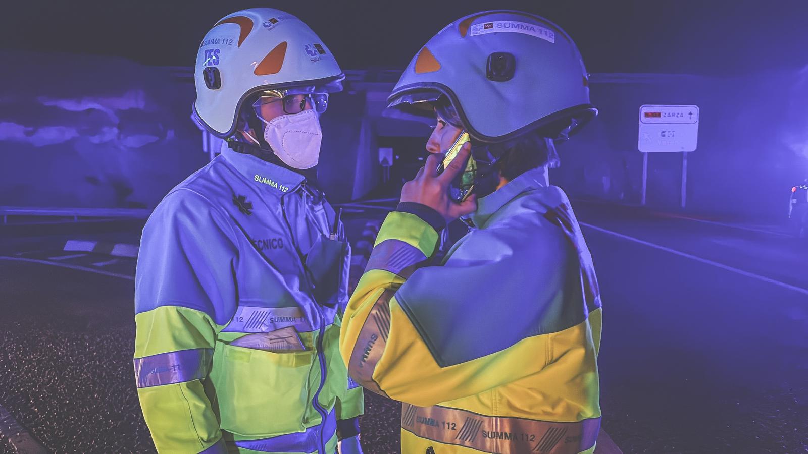 Imagen de los bomberos presentes en el accidente