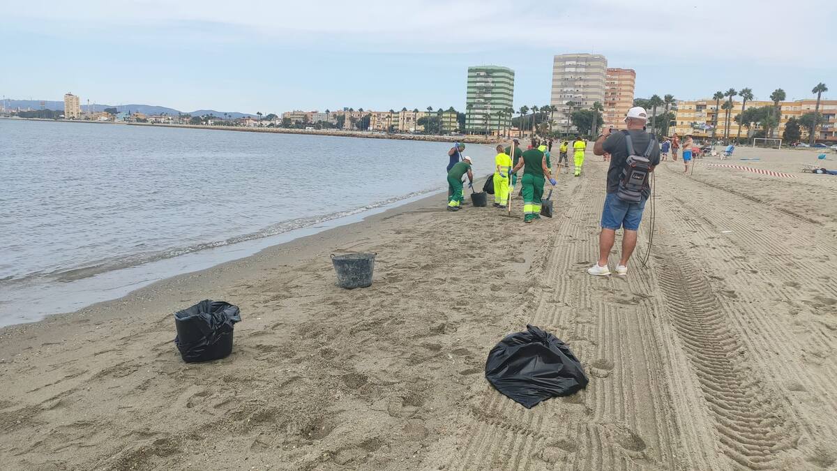 Restos del vertido del OS35 llegan a la playa de Poniente de La Línea