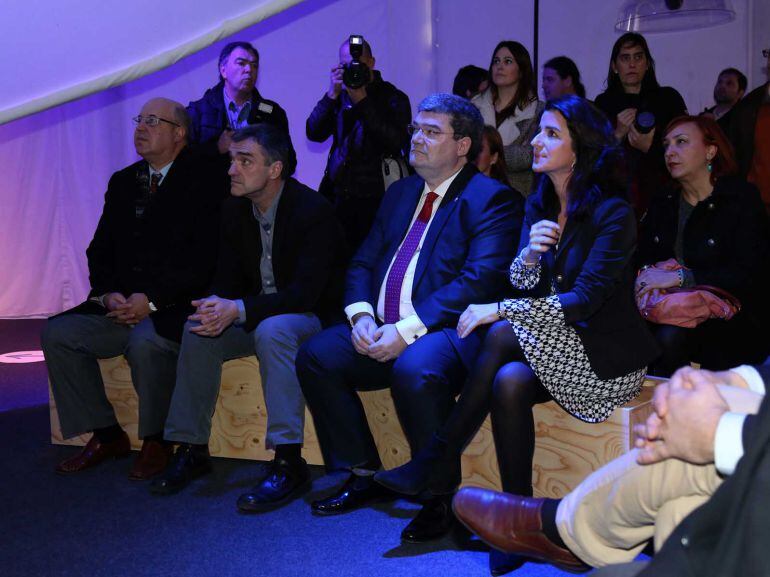 La directora del Instituto Gogora, Aintzane Ezenarro, y el alcalde Aburto asisten a la inauguración de la iniciativa Plaza de la Memoria