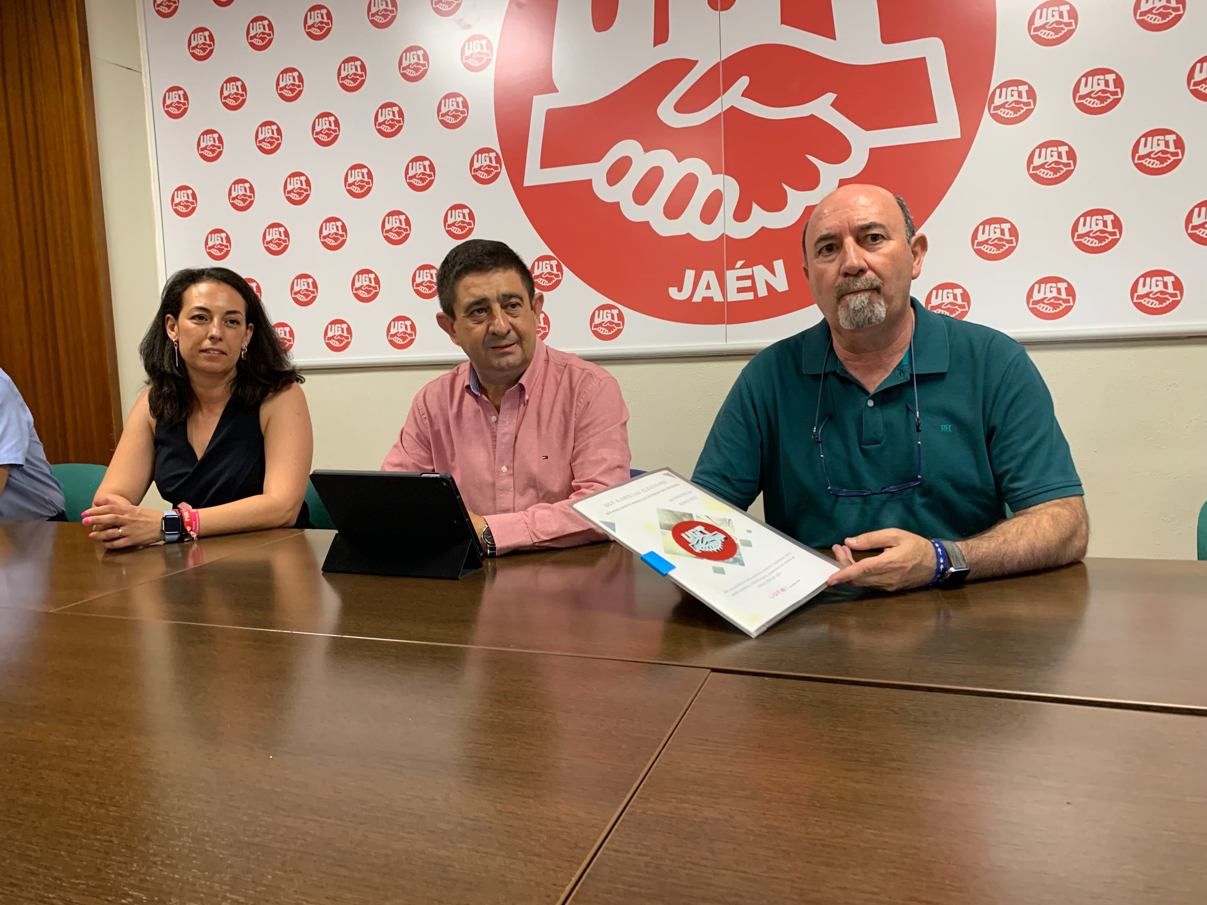 De izquierda a derecha, la número tres de la candidatura socialista, Mercedes Gámez; el secretario provincial del PSOE, Francisco Reyes, y su homólogo en UGT, Manuel Salazar.