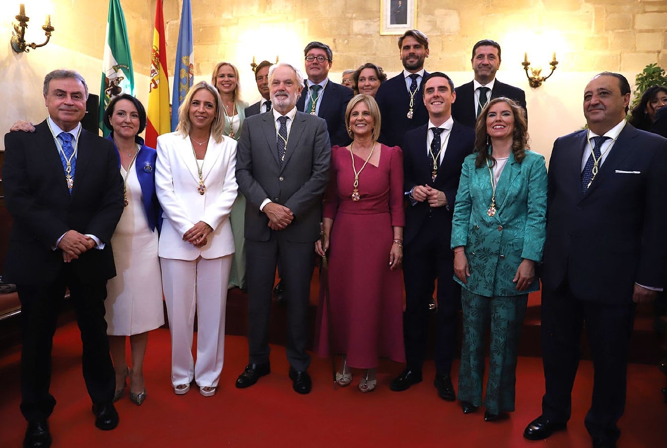 María José García Pelayo junto a los miembros del nuevo gobierno local