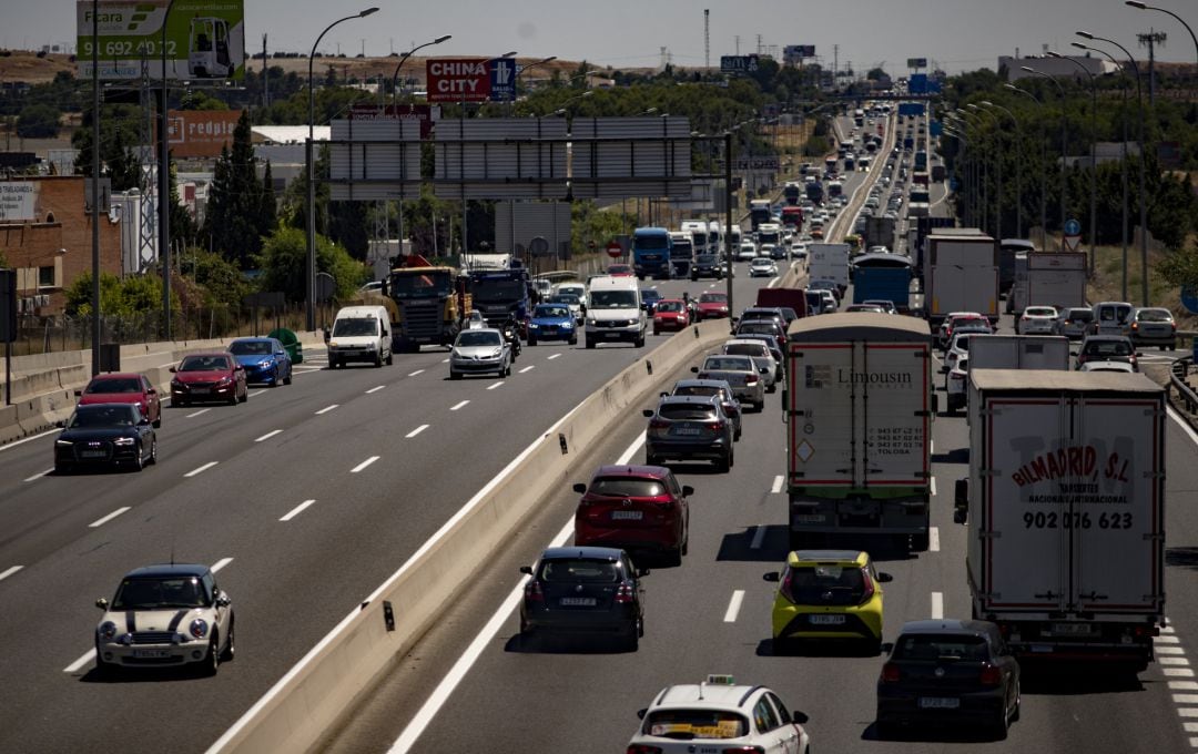 Atascos en el Km 17 de la A-4 en el día en el que arranca, con una previsión incierta por la pandemia del coronavirus, la ‘Operación Salida&#039; del verano, en Madrid (España), a 3 de julio de 2020.