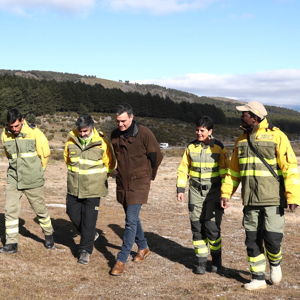 El presidente del Gobierno, Pedro Sánchez, ha mantenido este martes un encuentro con un grupo de brigadistas forestales de la BRIF del Puerto El Pico, en Ávila.