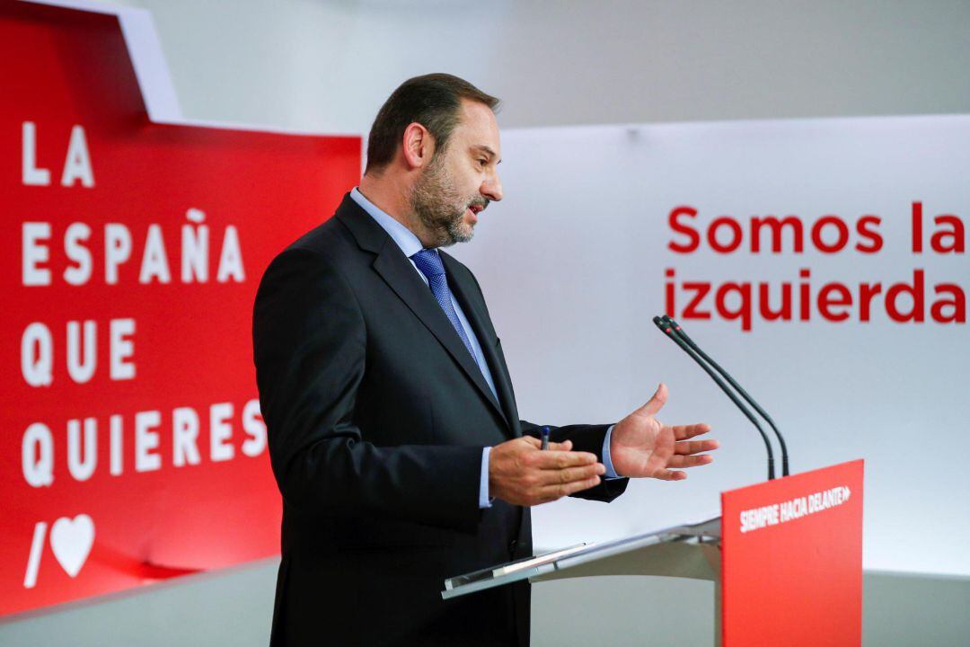 El secretario de Organización del PSOE y ministro de Fomento en funciones, José Luis Ábalos, durante la rueda de prensa posterior a la reunión de la Ejecutiva Federal del partido este lunes en Ferraz.