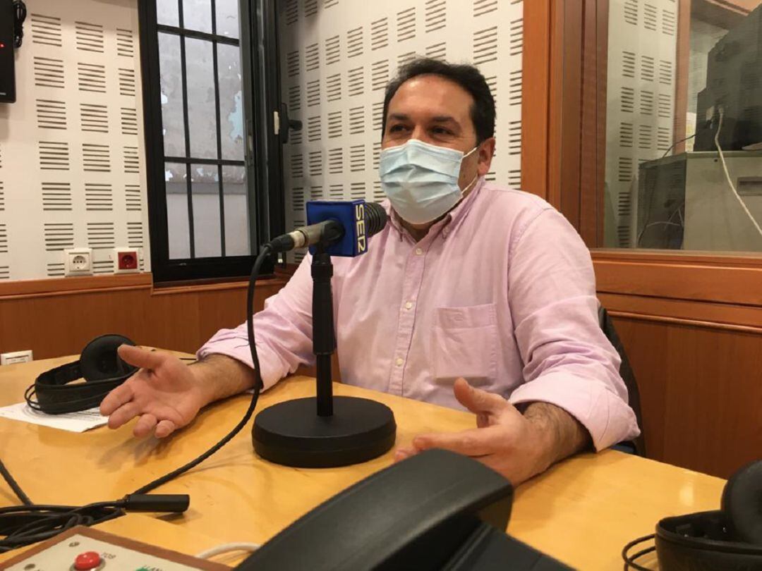 Juan Ruz, director de el periódico El Día de Córdoba, en el estudio de Radio Córdoba Cadena SER