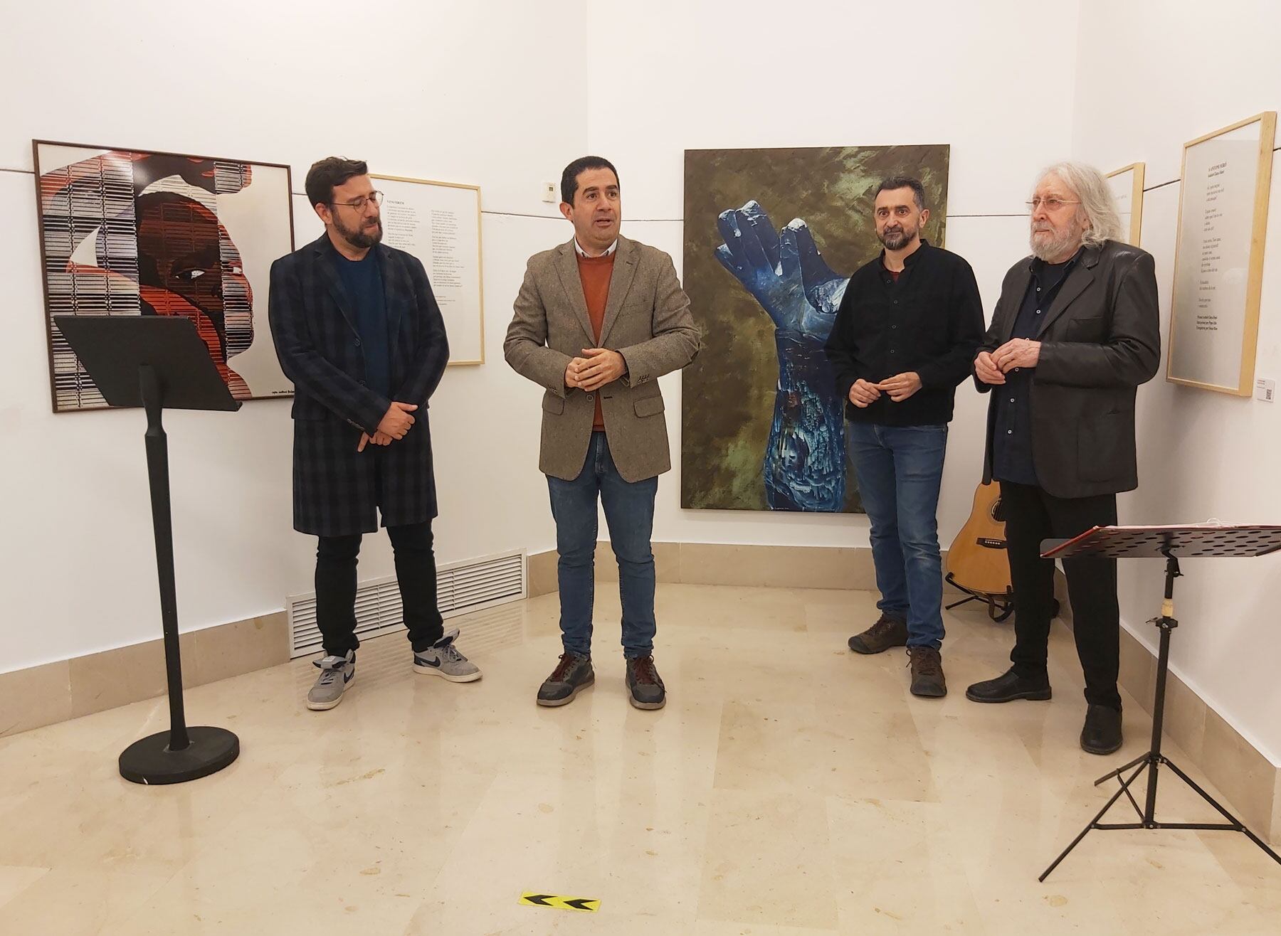 L&#039;alcalde d&#039;Alcoi, Toni Francés, el vicealcalde, Àlex Cerradelo, el cantautor Feliu Ventura i el pintor Antoni Miró, en la inauguració d&#039;aquesta mostra