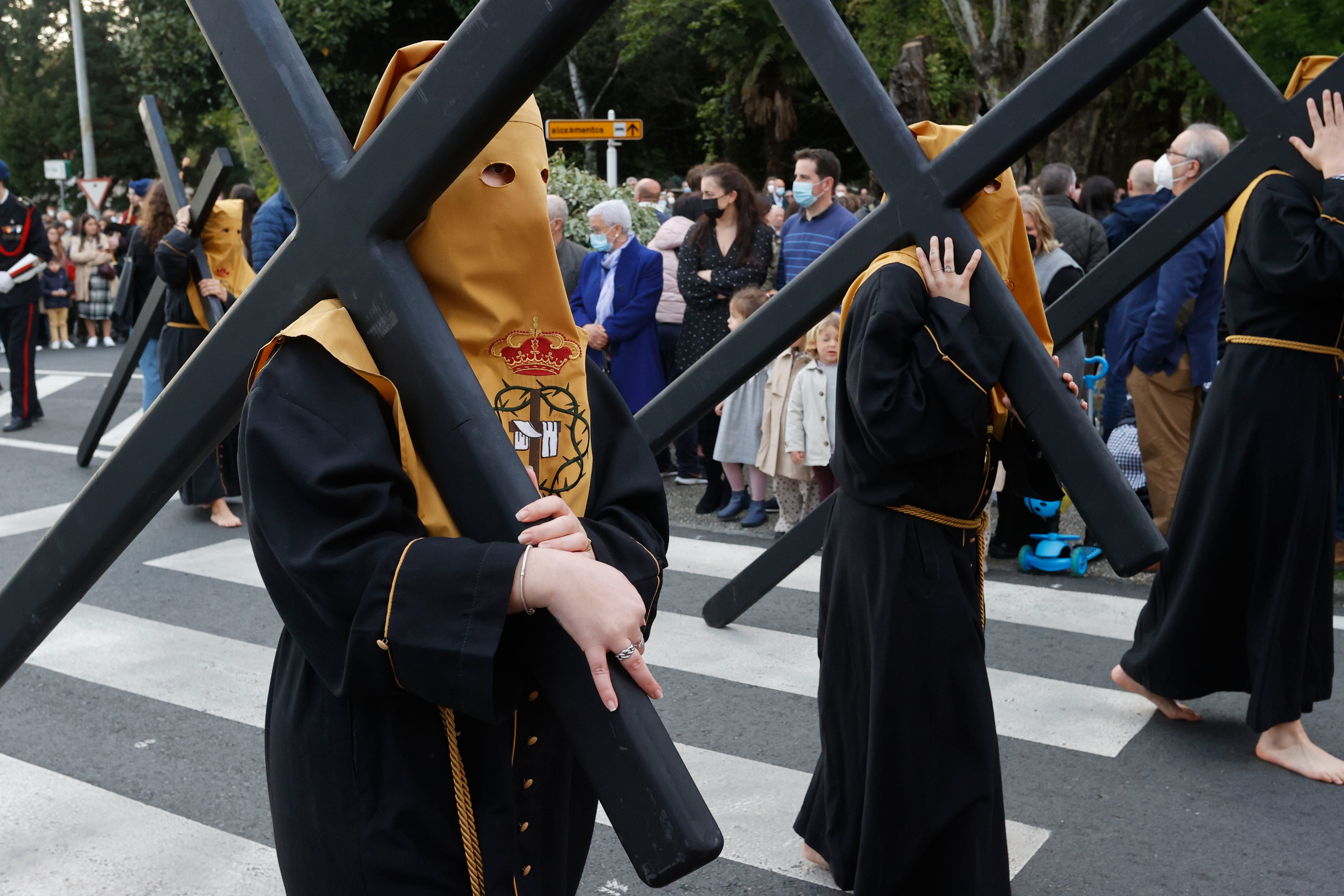 FERROL, 14/04/2022. Un momento de las dos procesiones que recorren hoy Jueves Santo las calles de Ferrol, la de las Angustias y la del Cristo de la Misericordia y María Santísima de la Piedad, de Dolores, primero de los dos días grandes de la Semana Santa de interés turístico internacional. EFE / Kiko Delgado.