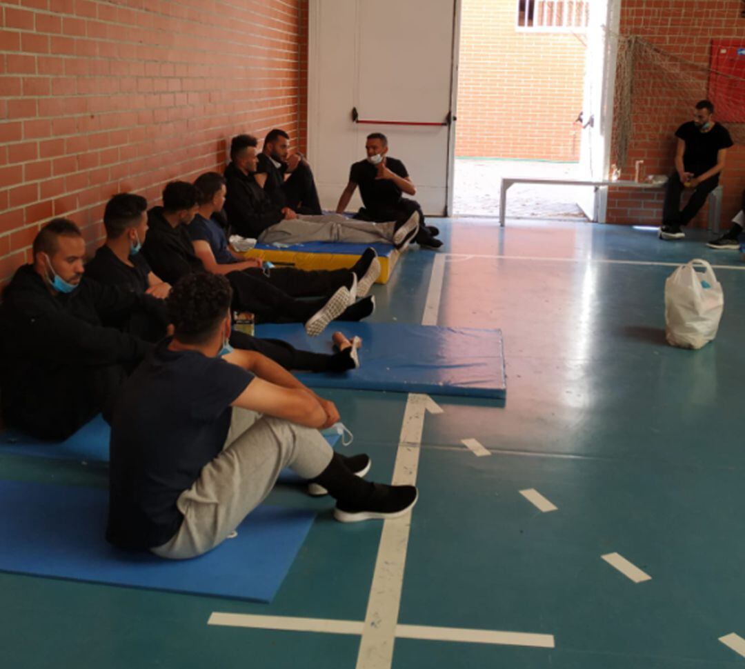 Los inmigrantes argelinos &#039;liberados&#039; por la Policia Nacional, acogidos temporalmente en el pabellón deportivo &#039;Paquillo Fernández&#039; por el Ayuntamiento de Granada