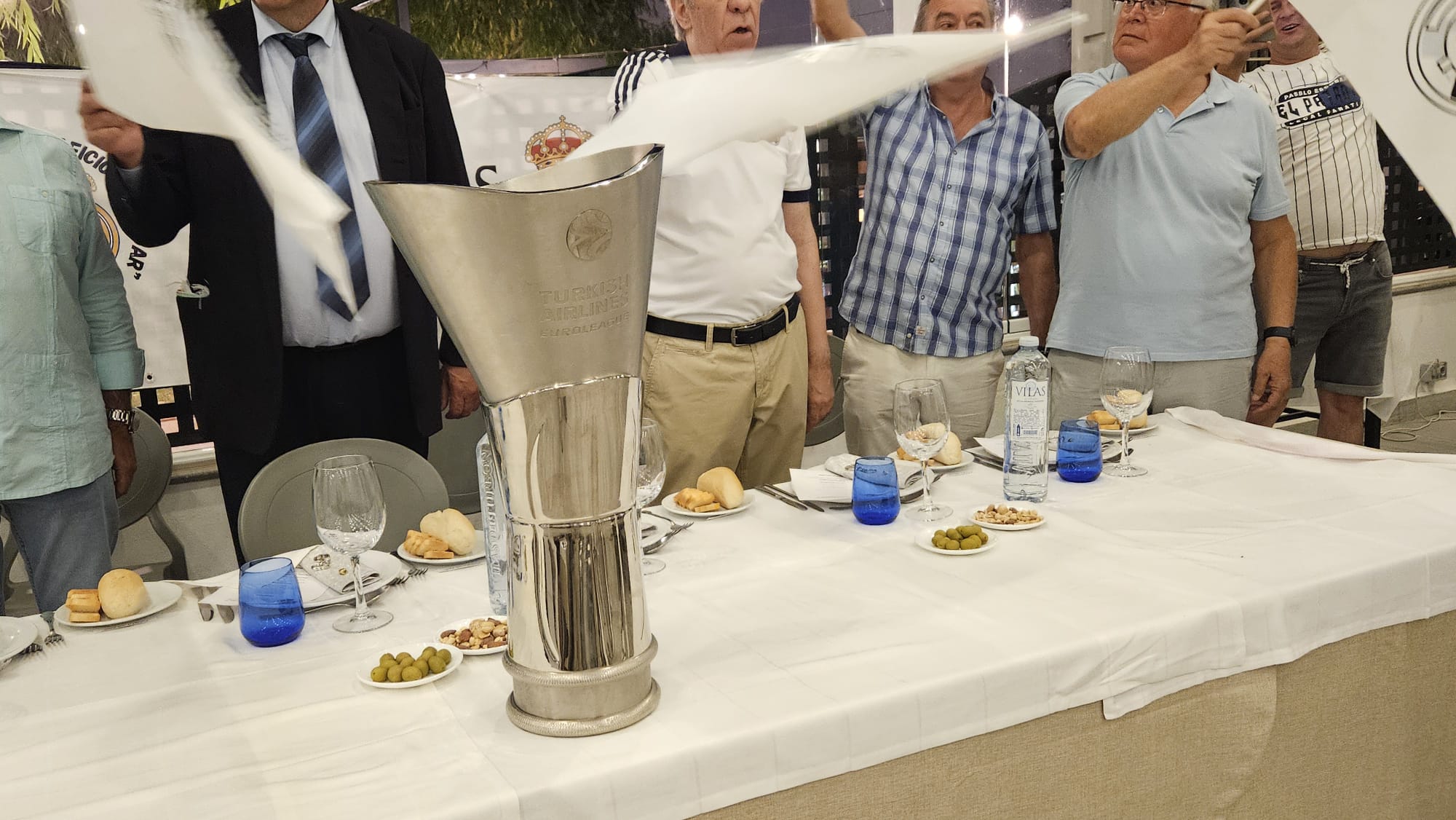 La cena de convivencia la presidía la Copa de la Euroliga