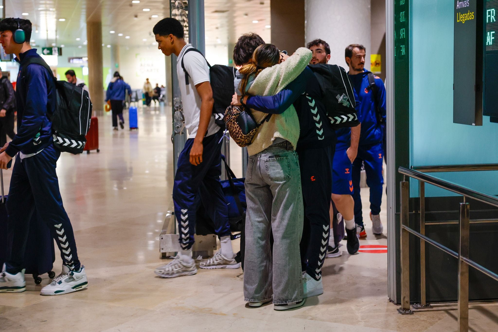 El Valencia Basket júnior regresa a casa tras quedar atrapado en Abu Dabi por el conflicto en Oriente Próximo