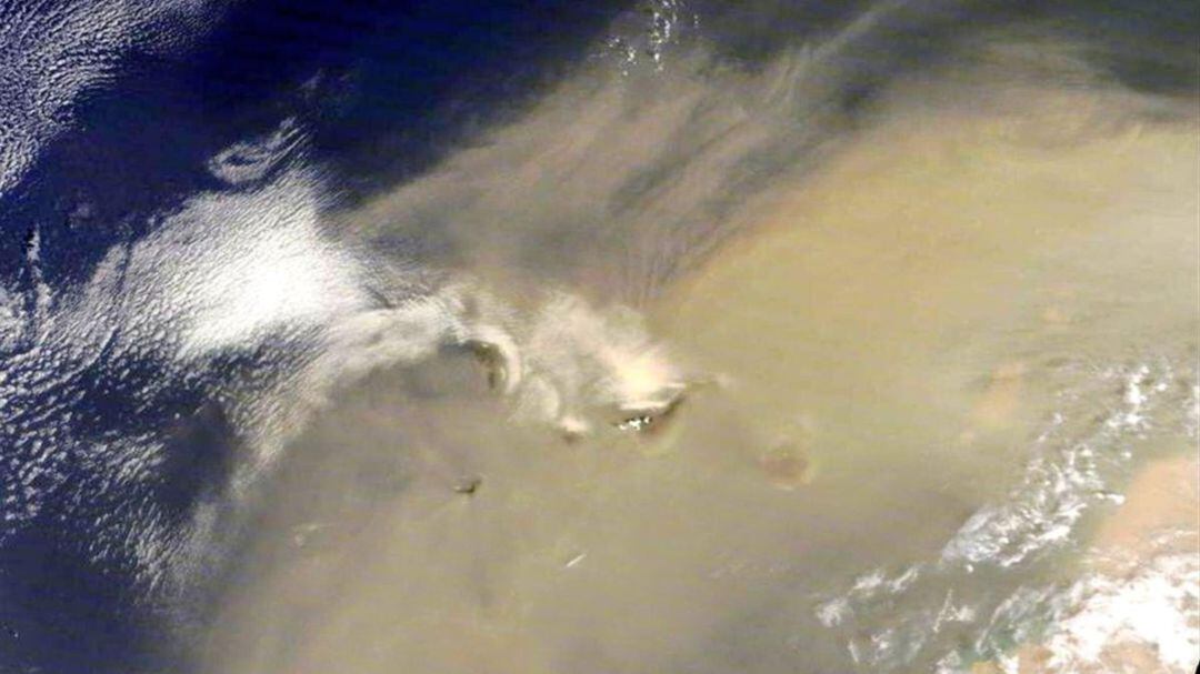 El satélite Terra Modis de la Nasa ha capatado la densa capa de calima que ha cubierto este miércoles el cielo del Archipiélago 