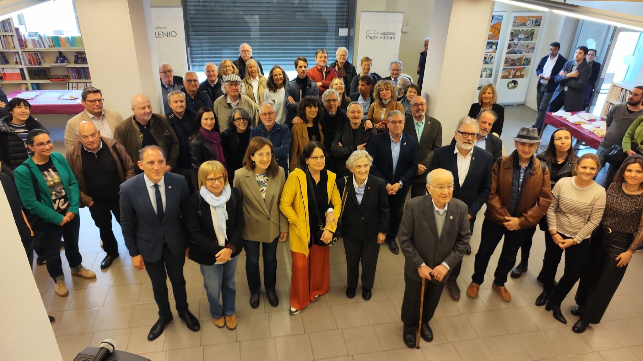 Des de l&#039;escala, imatge dels assistents a l&#039;esmorzar literari de Pagès Editors aquest Sant Jordi de 2024.