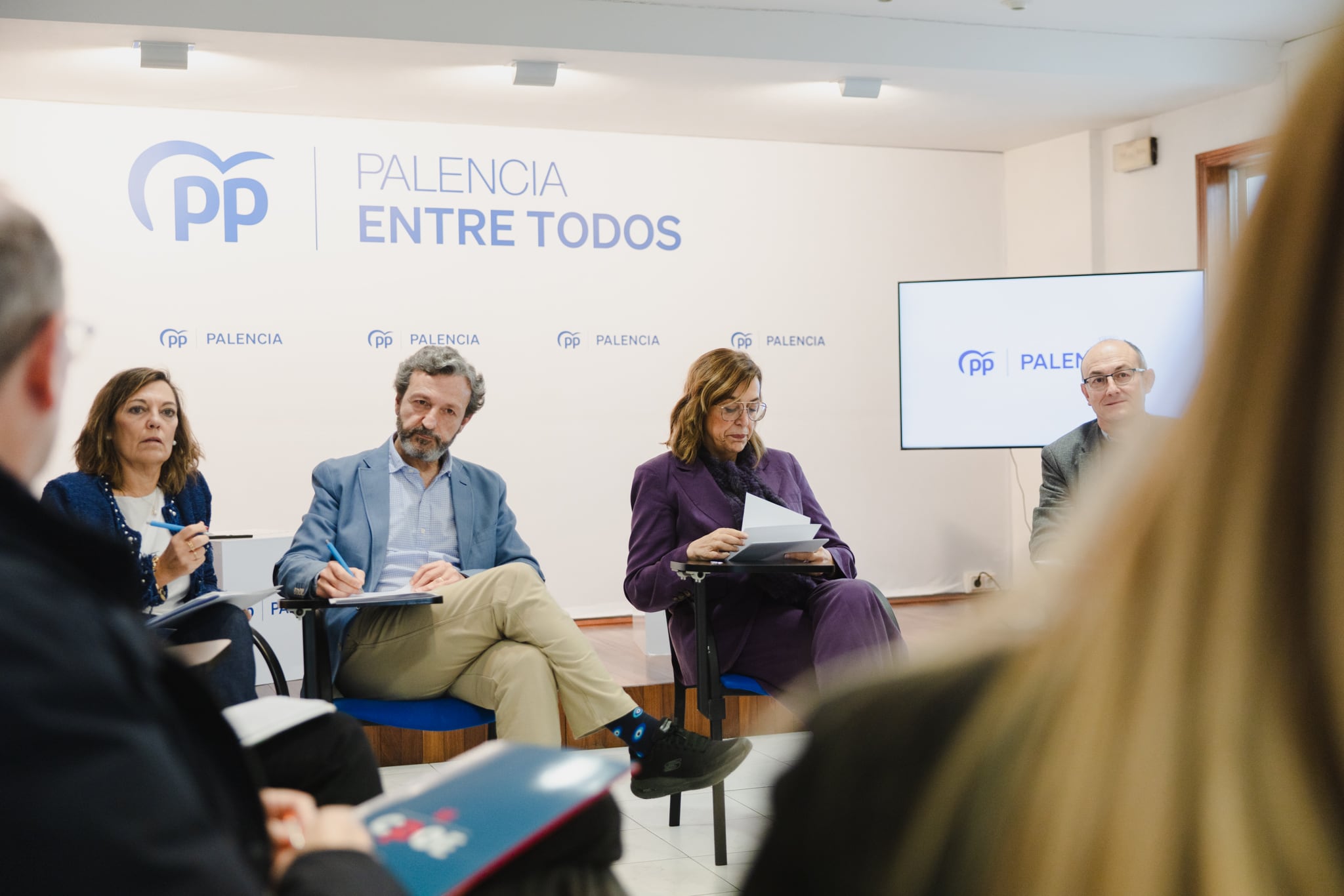 La presidenta del Partido Popular provincial, Ángeles Armisén, junto con los diputados nacionales del PP por Palencia, Milagros Marcos y Miguel Ángel Paniagua, atienden a los medios de comunicación tras mantener un encuentro con empresarios y autónomos palentinos.