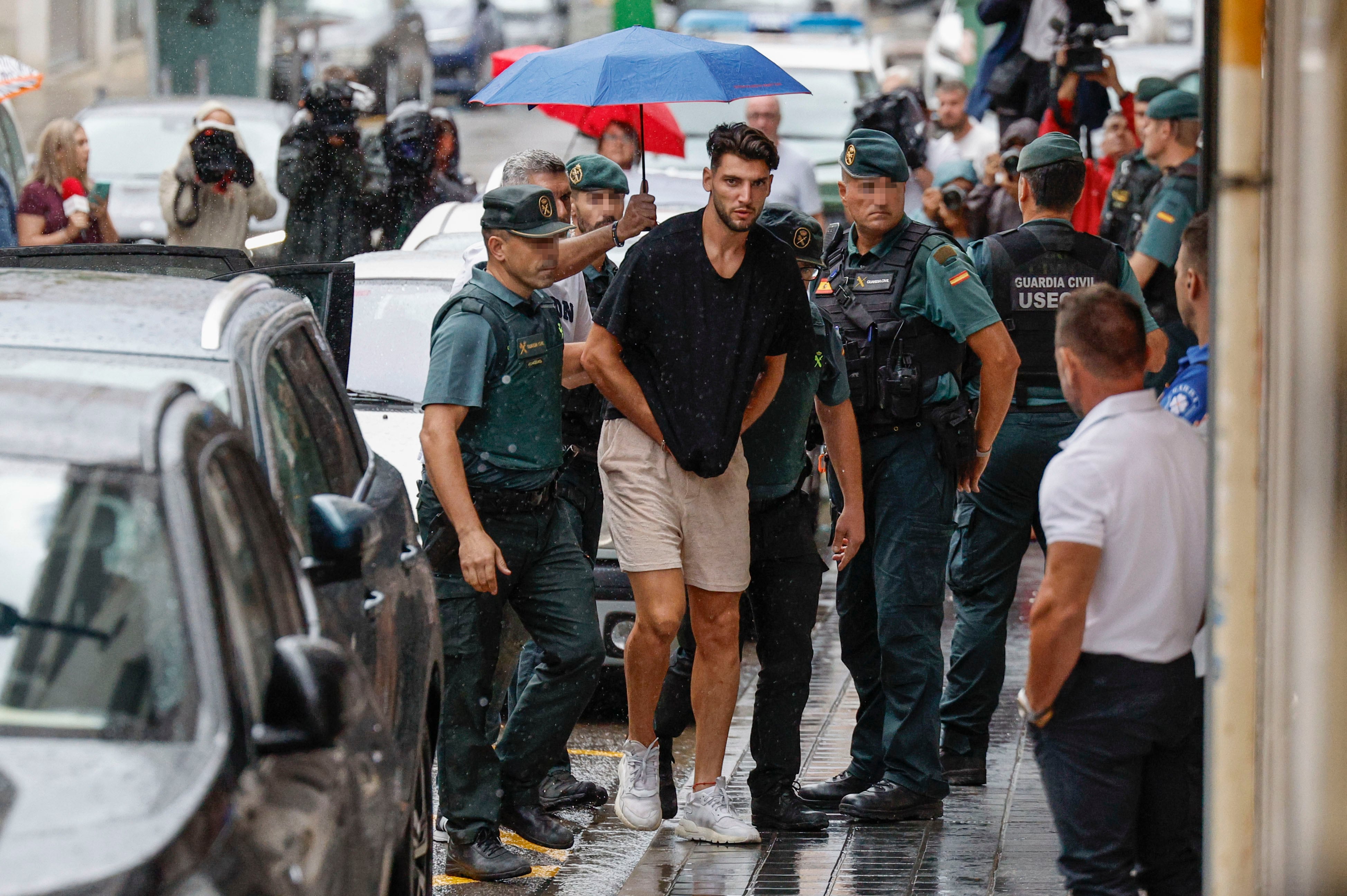 VALENCIA, 04/09/2024.- El futbolista Rafa Mir (c) llega escoltado por la Guardia Civil al juzgado n. 8 de Llíria (Valencia) para pasar a disposición judicial este miércoles tras haber pasado dos días detenido después de haber sido denunciado por una joven por una doble agresión sexual. EFE/ Kai Försterling
