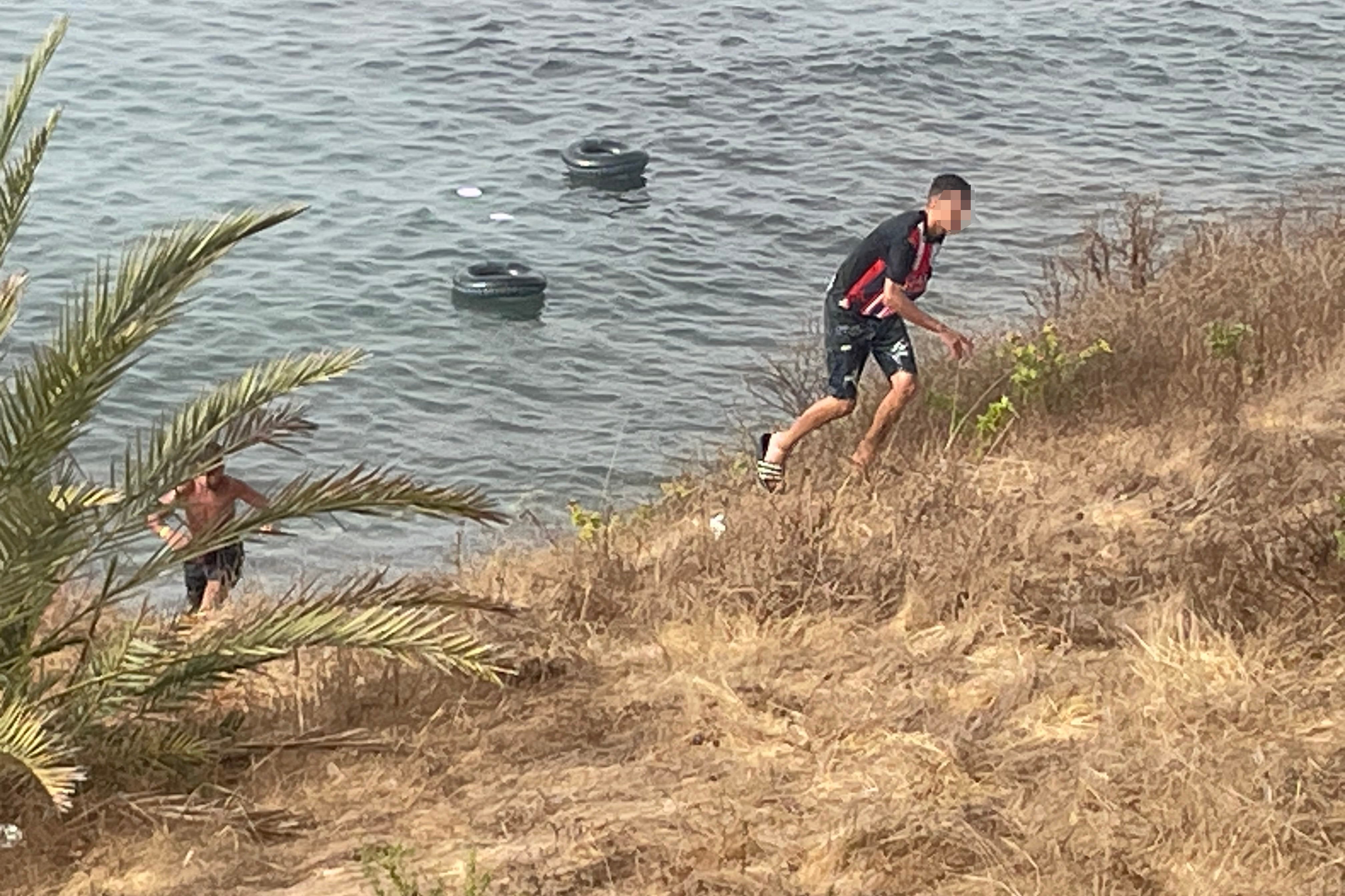 Más de una decena de menores han conseguido alcanzar la costa de Ceuta tras partir desde Marruecos durante la noche, aprovechando la densa niebla y usando flotadores.