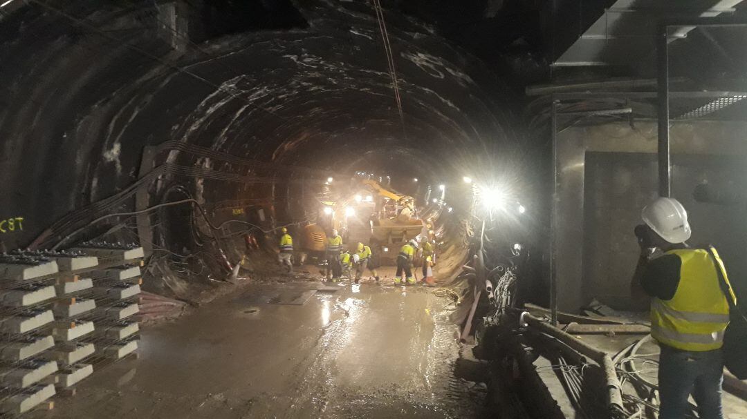 Vista de las obras en el túnel desde los andenes de Recoletos