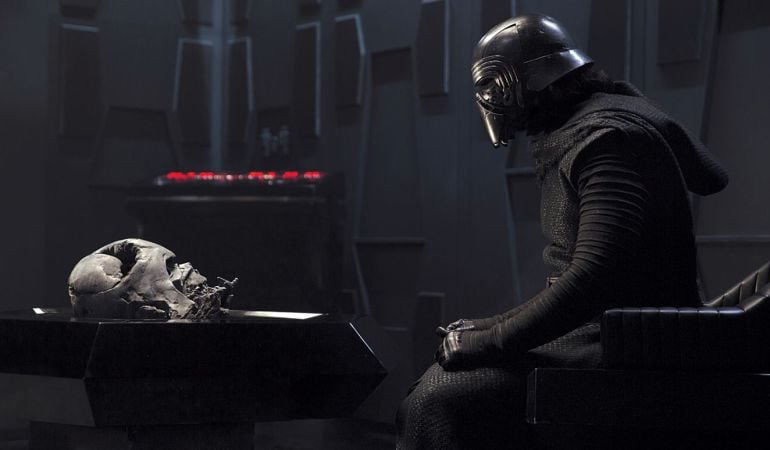 Kylo Ren mirando el casco de Darth Vader.