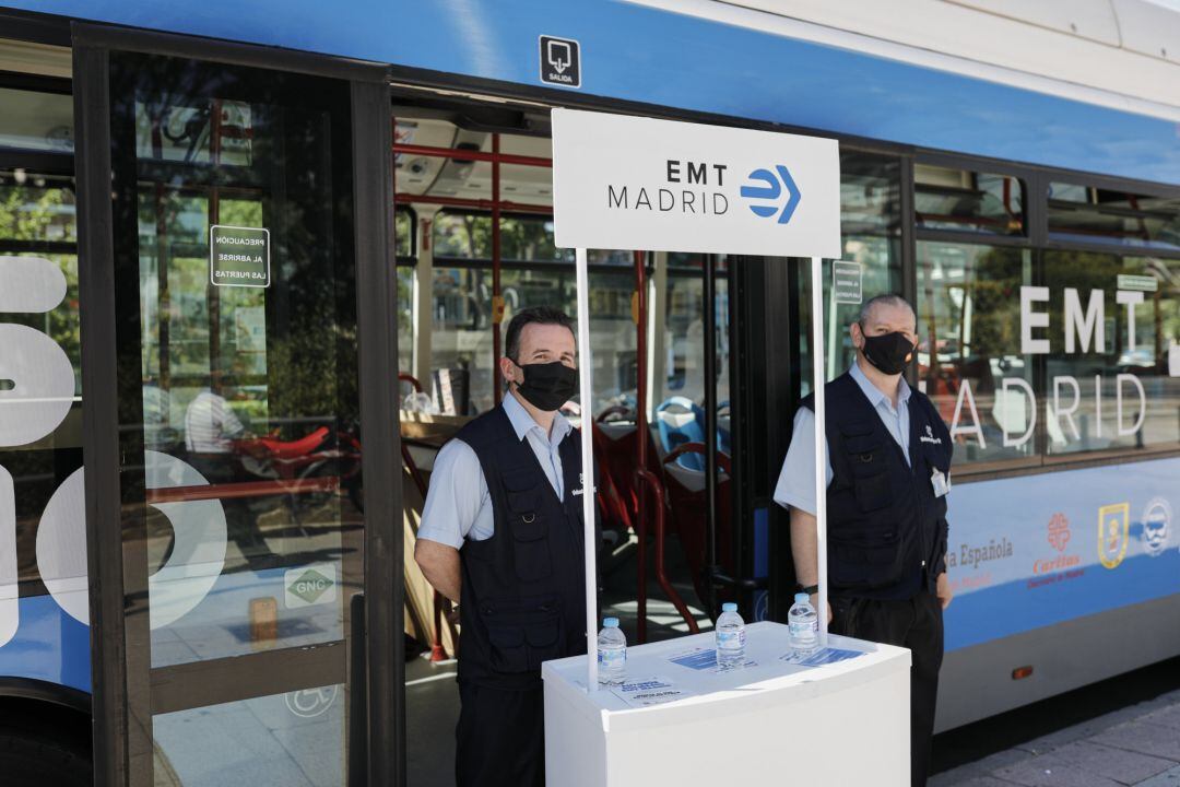 Voluntarios atendiendo el autobús solidario que la EMT pone en marcha, junto a Cruz Roja Española, para recoger productos de higiene infantil para ayudar a familias afectadas por la actual crisis de la Covid-19.