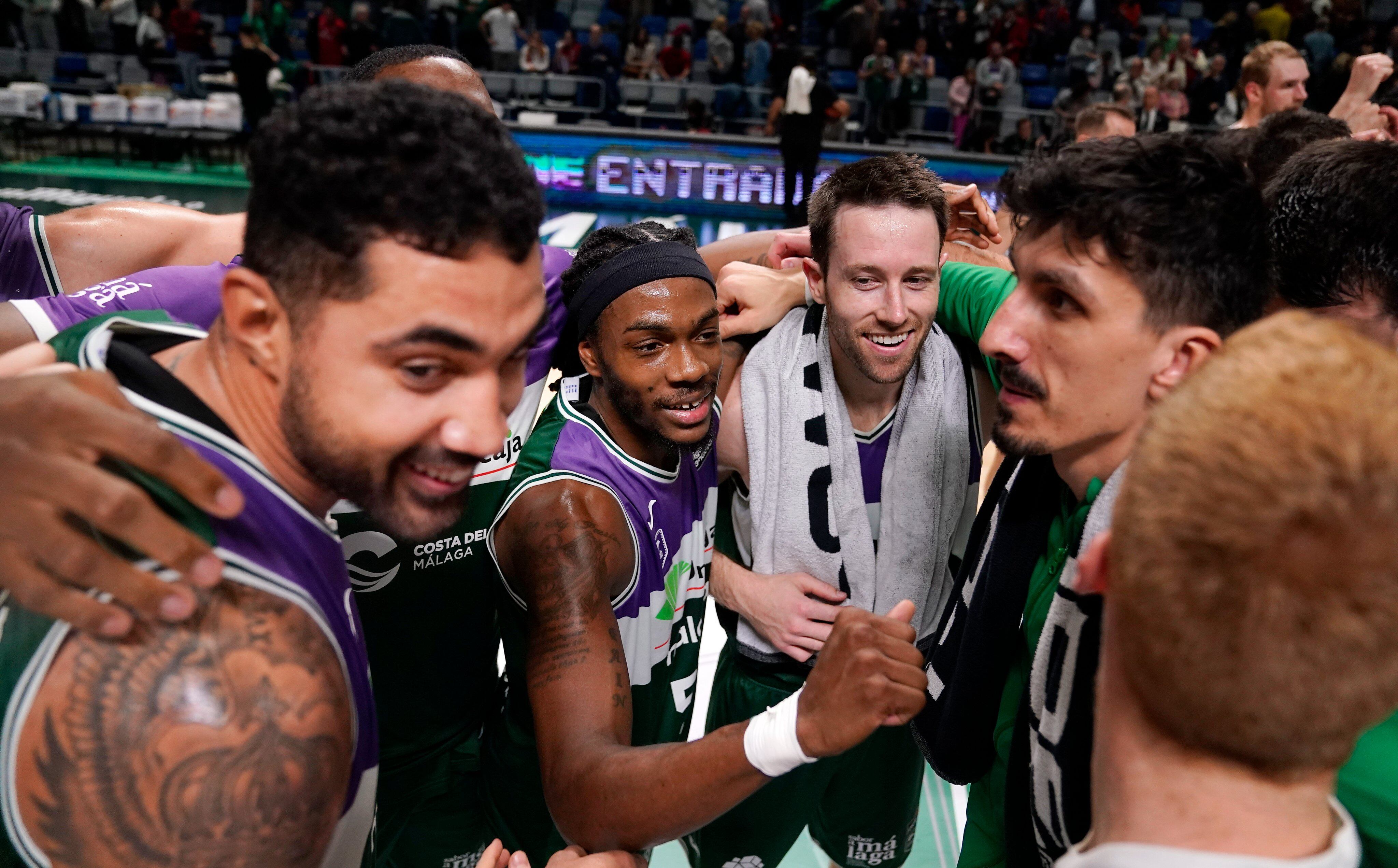 Los jugadores del Unicaja celebran el triunfo ante el Casademont Zaragoza