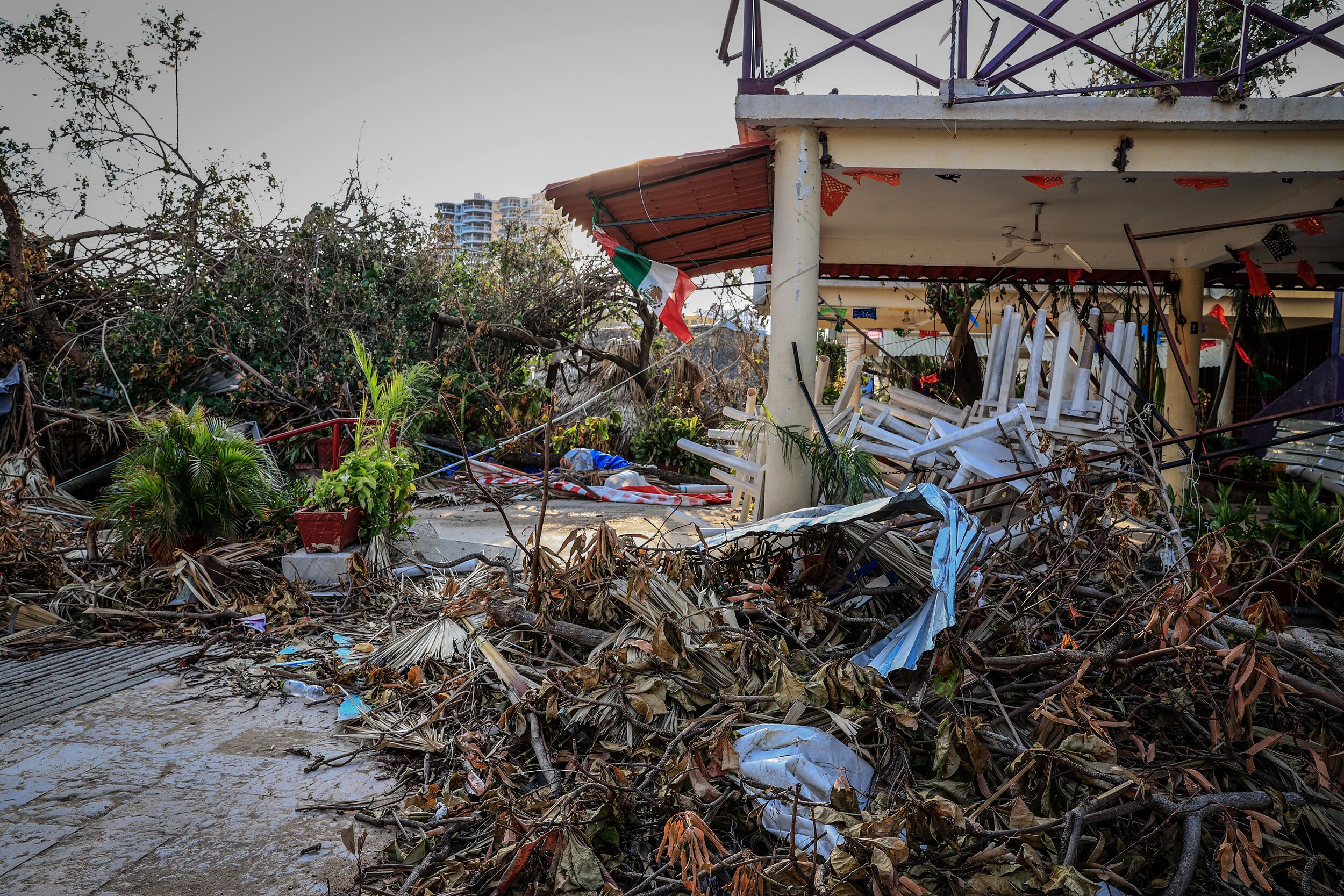 Fotografía de una zona afectada tras el paso del huracán Otis, hoy en el balneario de Acapulco, en el estado de Guerrero (México)