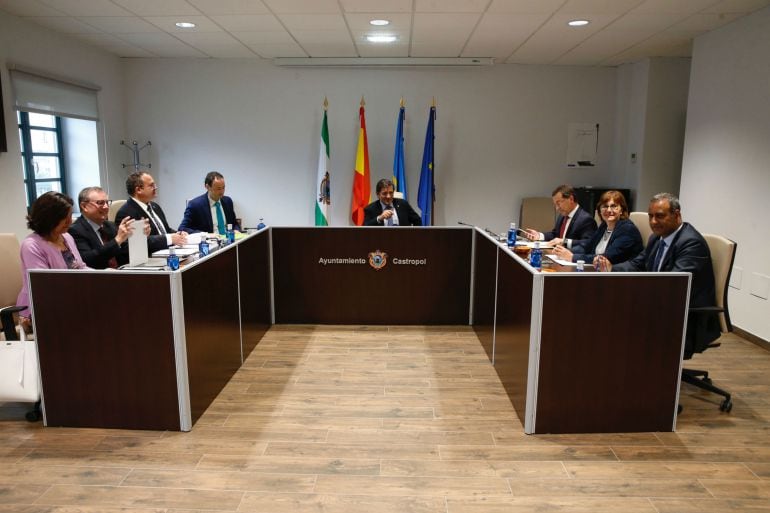 Javier Fernández, al fondo, preside la reunión del Consejo de Gobierno en el Ayuntamiento de Castropol.