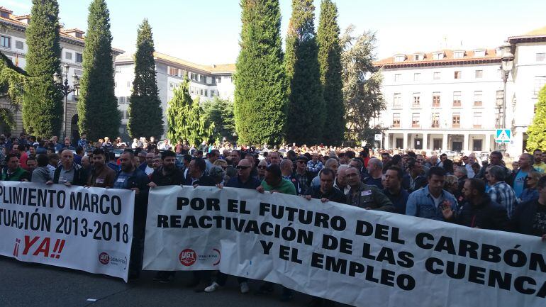 Concentración de los trabajadores de la minería en la Plaza de España de Oviedo, ante Delegación de Gobierno. Tras la pancarta, Damián Manzano, secretario general de CCOO de Industria (4º por la dcha.) y José Luis Alperi, secretario general de SOMA FITAG