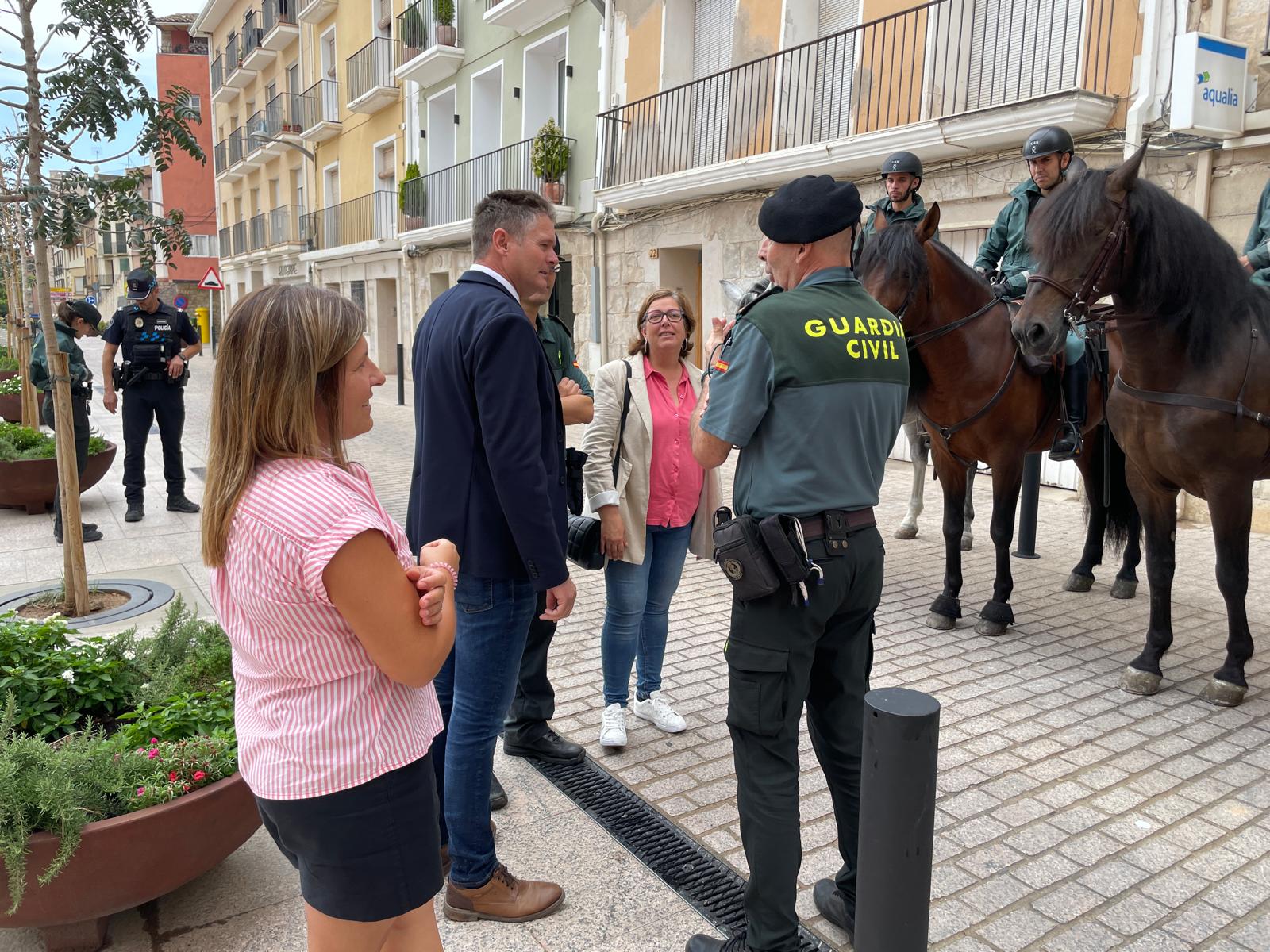 El alcalde Ignacio Gramún con el Grupo de Caballería de la Guardia Civil. Foto: Ayuntamiento de Fraga