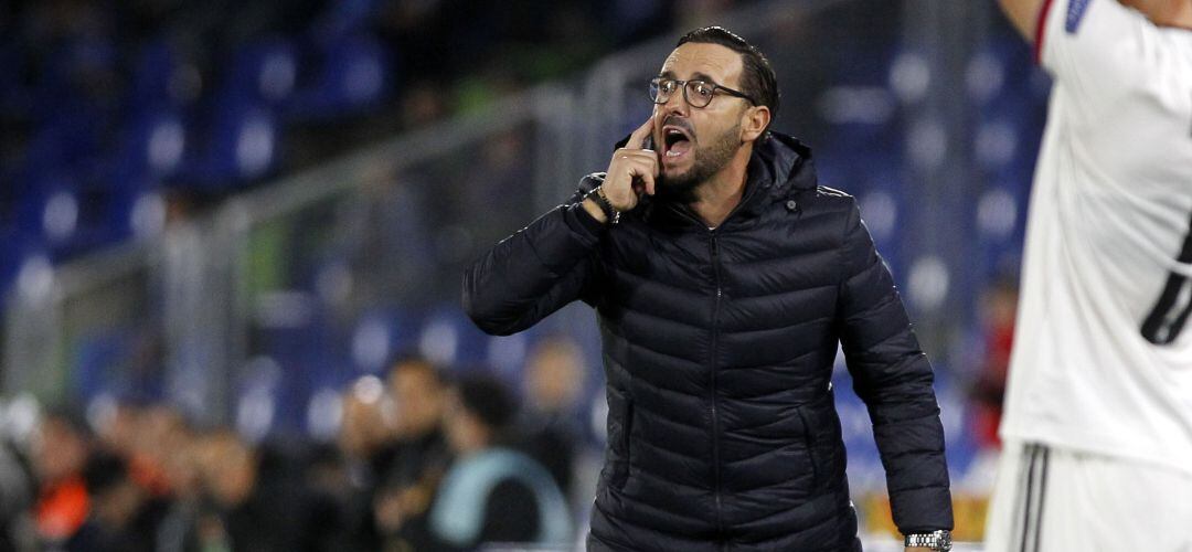 Bordalás da instrucciones a sus jugadores durante el partido de Liga Europa ante el FC Basel en el Coliseum