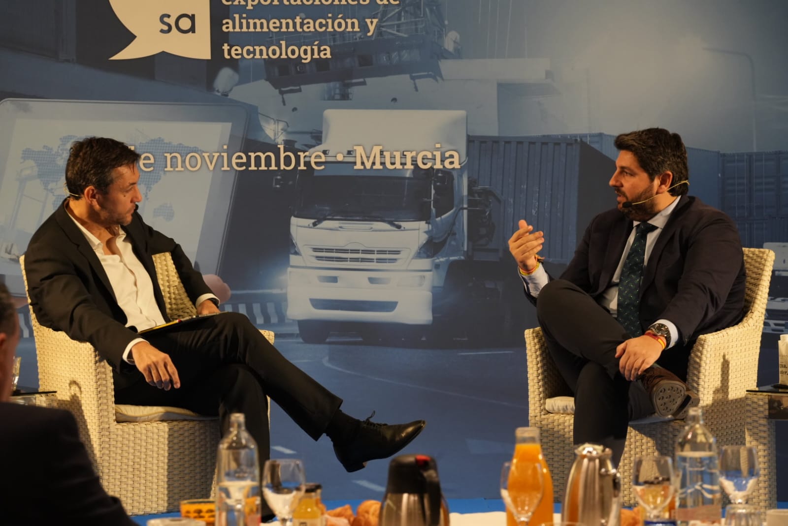 Javier Ruiz, jefe de Economía de la Cadena SER y Fernando López Miras, presidente del Gobierno regional en el Foro Conversa