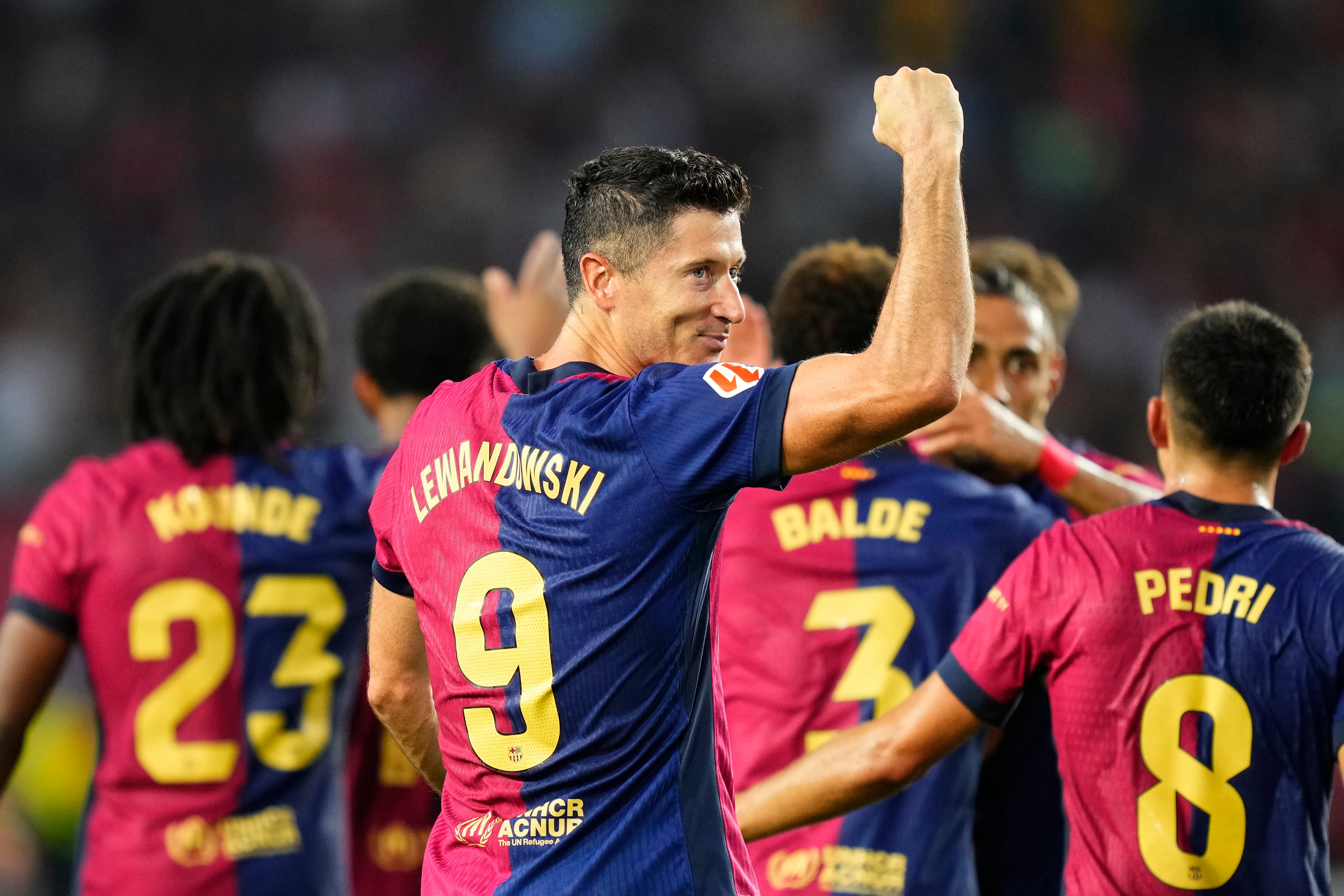 Robert Lewandowski celebra su gol anotado en el encuentro de La Liga entre el FC Barcelona y el Athletic Club en el Estadi Olimpic Lluís Companys