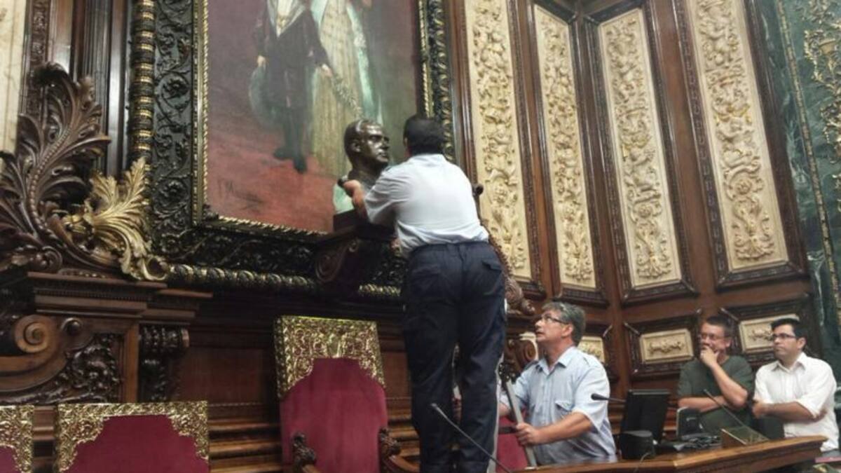 Canviar els símbols del Saló de Plens requerirà una majoria de dos terços