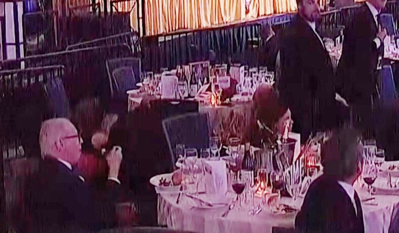 El momento en el que cundía el pánico y Michael Glantz seguía comiendo en la cena de corresponsales de la Casa Blanca