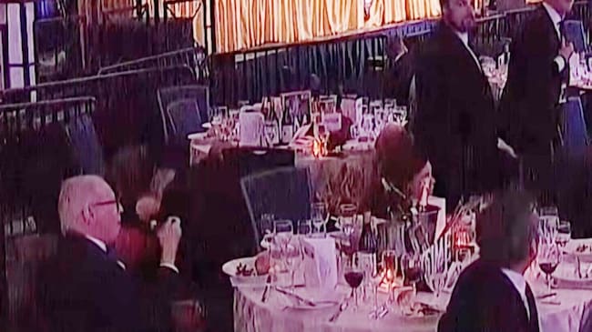 El momento en el que cundía el pánico y Michael Glantz seguía comiendo en la cena de corresponsales de la Casa Blanca