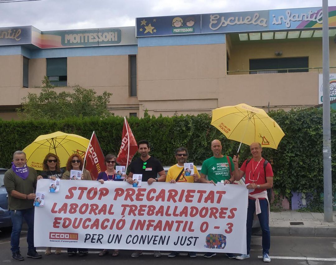 Educadoras de Infantil se han concentrado ante la escuela Montessori en Alicante capital, secundando la jornada de huelga convocada por Comisiones Obreras en todo el país.