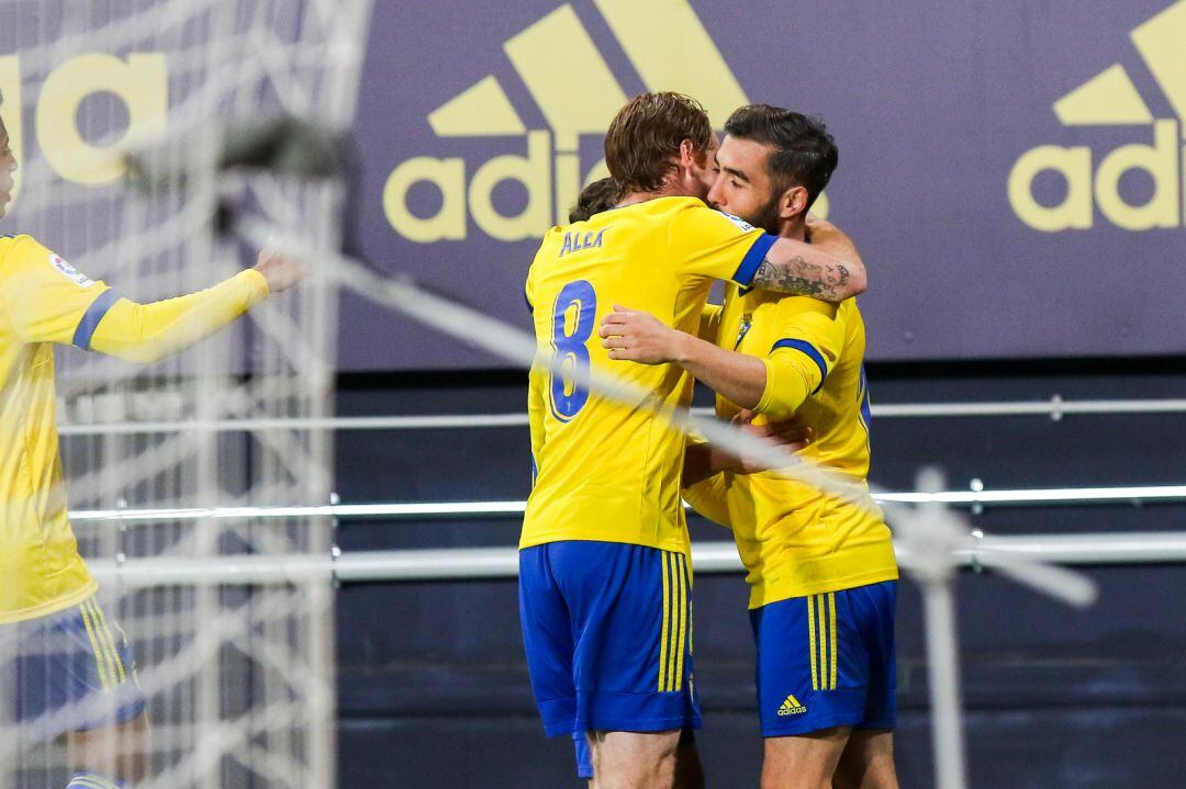 El Cádiz festeja el gol de Perea ante el Levante