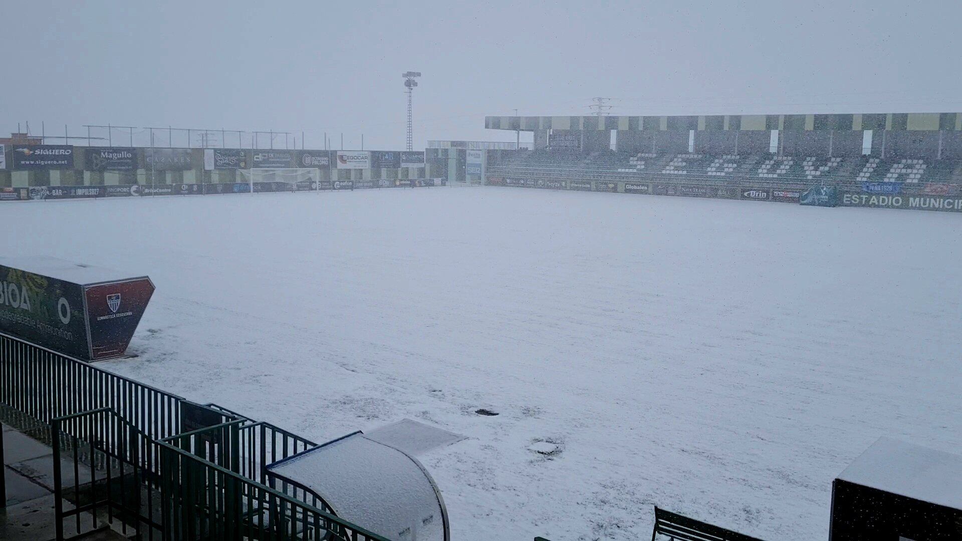 Imagen del estadio de La Albuera cubierto de nieve FOTO: Gimnástica Segoviana