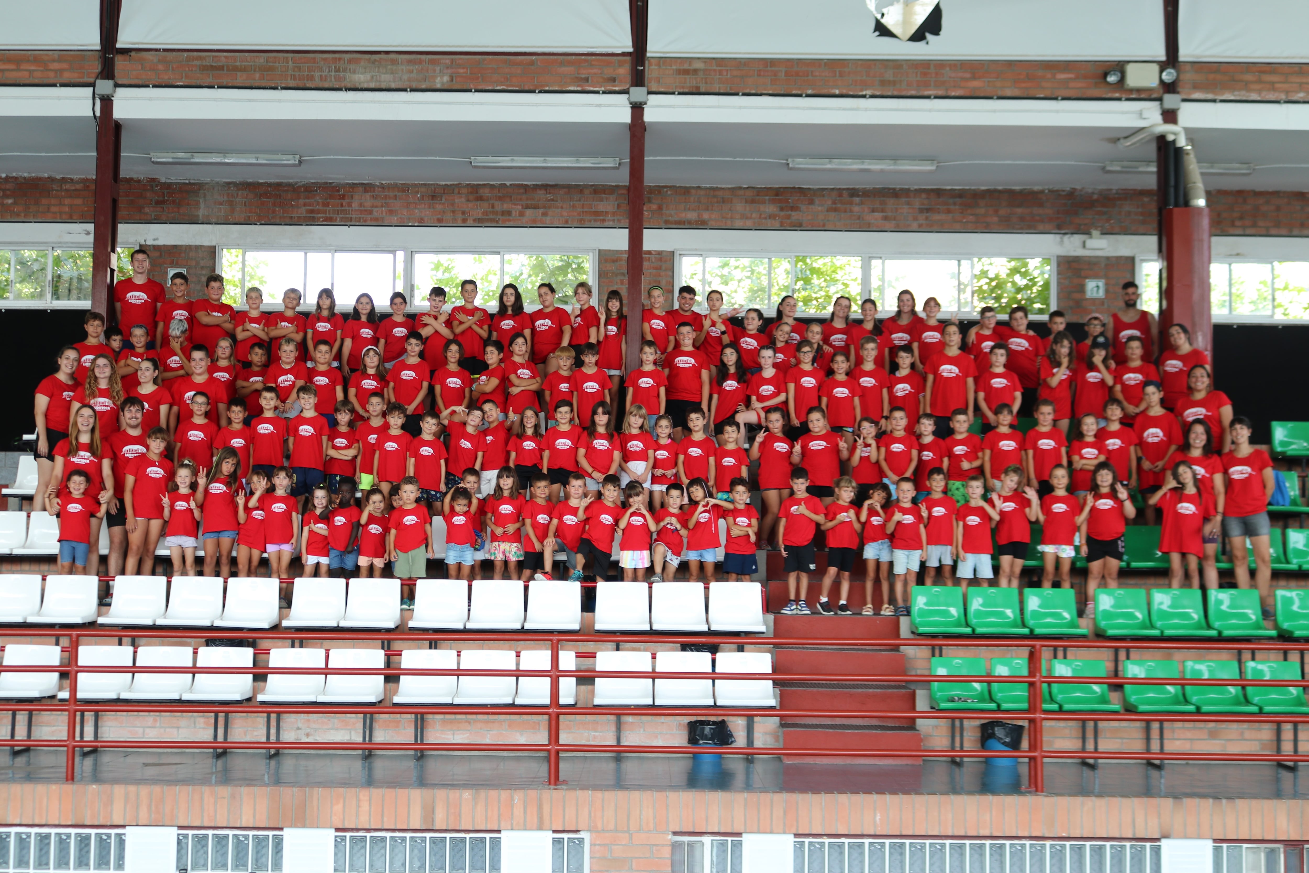Foto de familia de los participantes en la Ludoteca de Verano de Mequinenza
