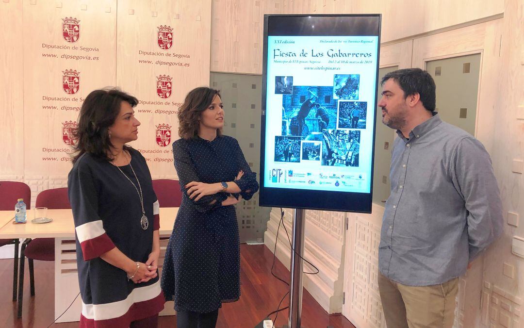 La diputada Sara Dueñas, en el centro, juanto a la alcaldesa de El Espinar, Alicia Palomo, durante la presentación de los actos de la XXI Fiesta de los Gabarreros 