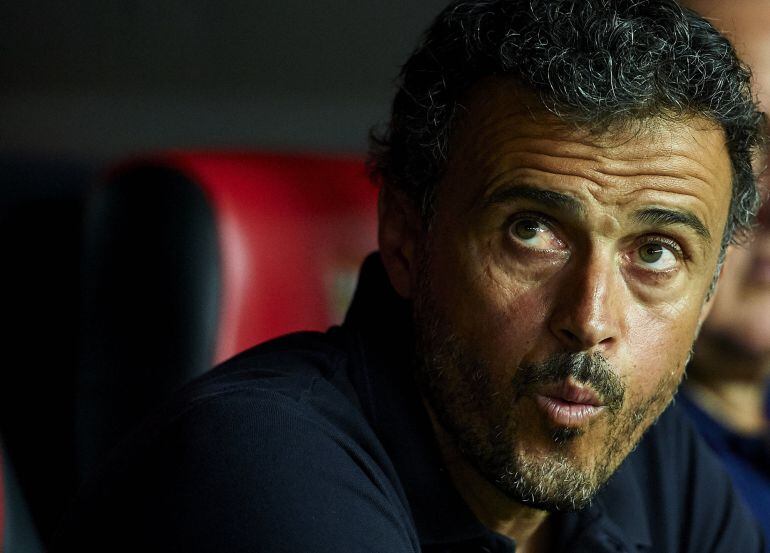 Luis Enrique hace una mueca en el banquillo del FC Barcelona