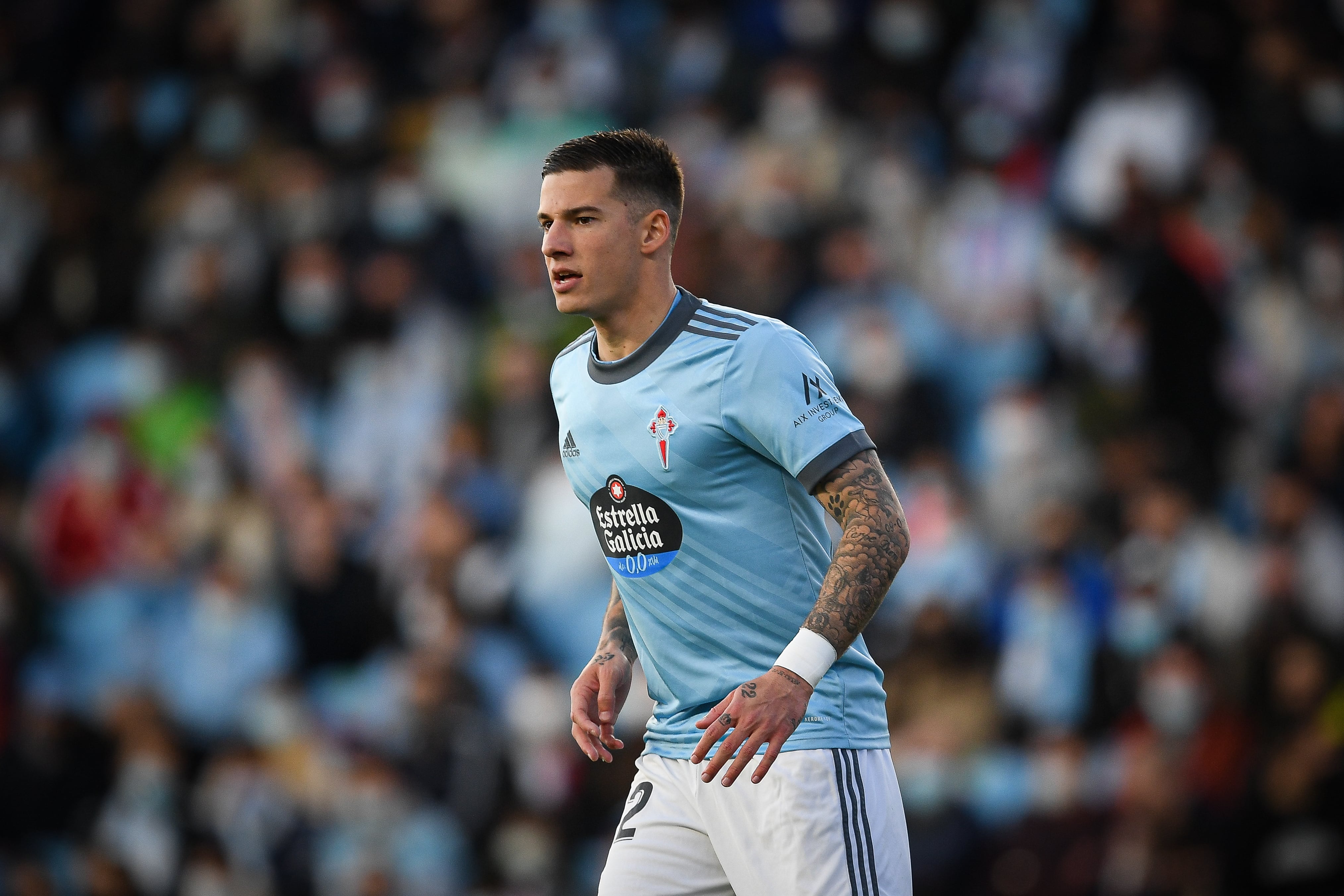 Santi Mina en un encuentro con el Celta de Vigo contra el Rayo Vallecano en la temporada 2021-2022.