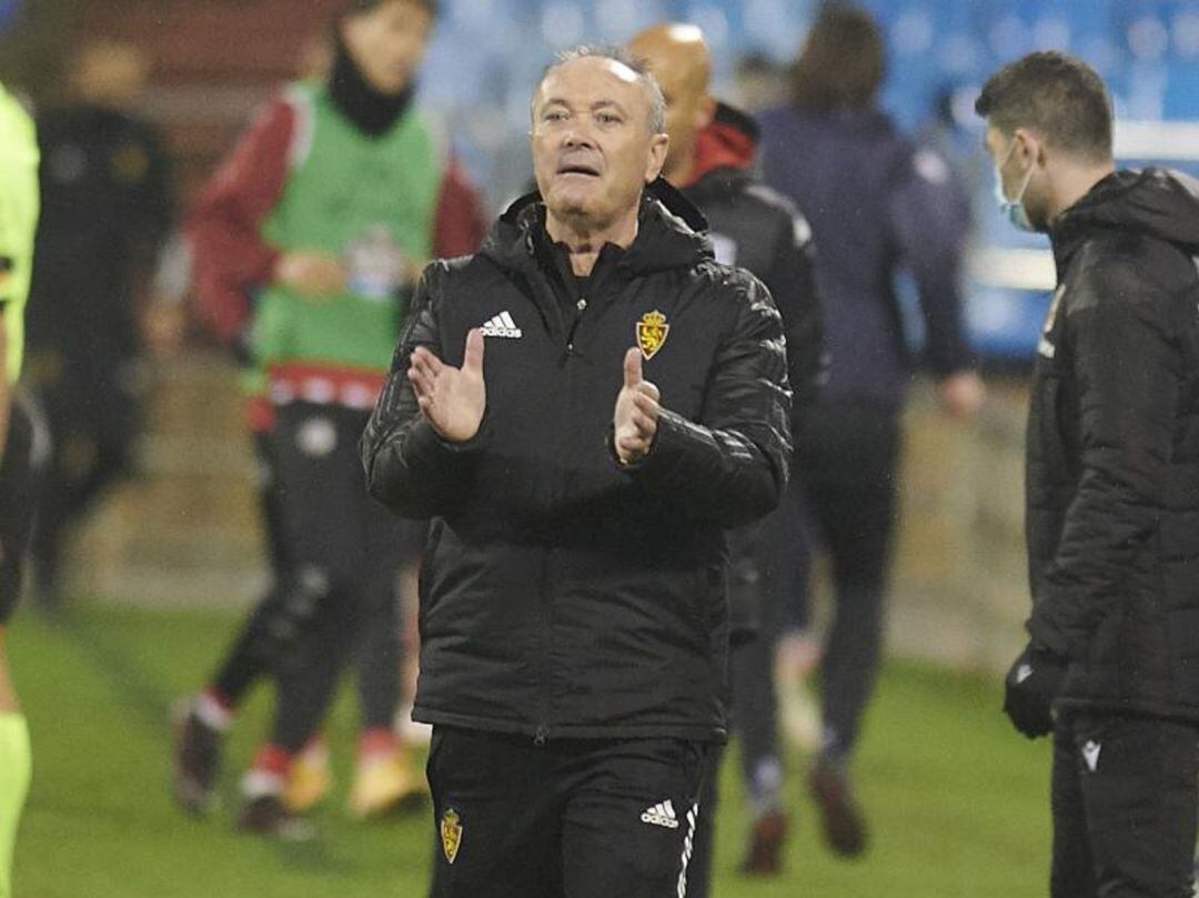 Juan Ignacio Martínez aplaude a sus jugadores contra el Lugo en La Romareda
