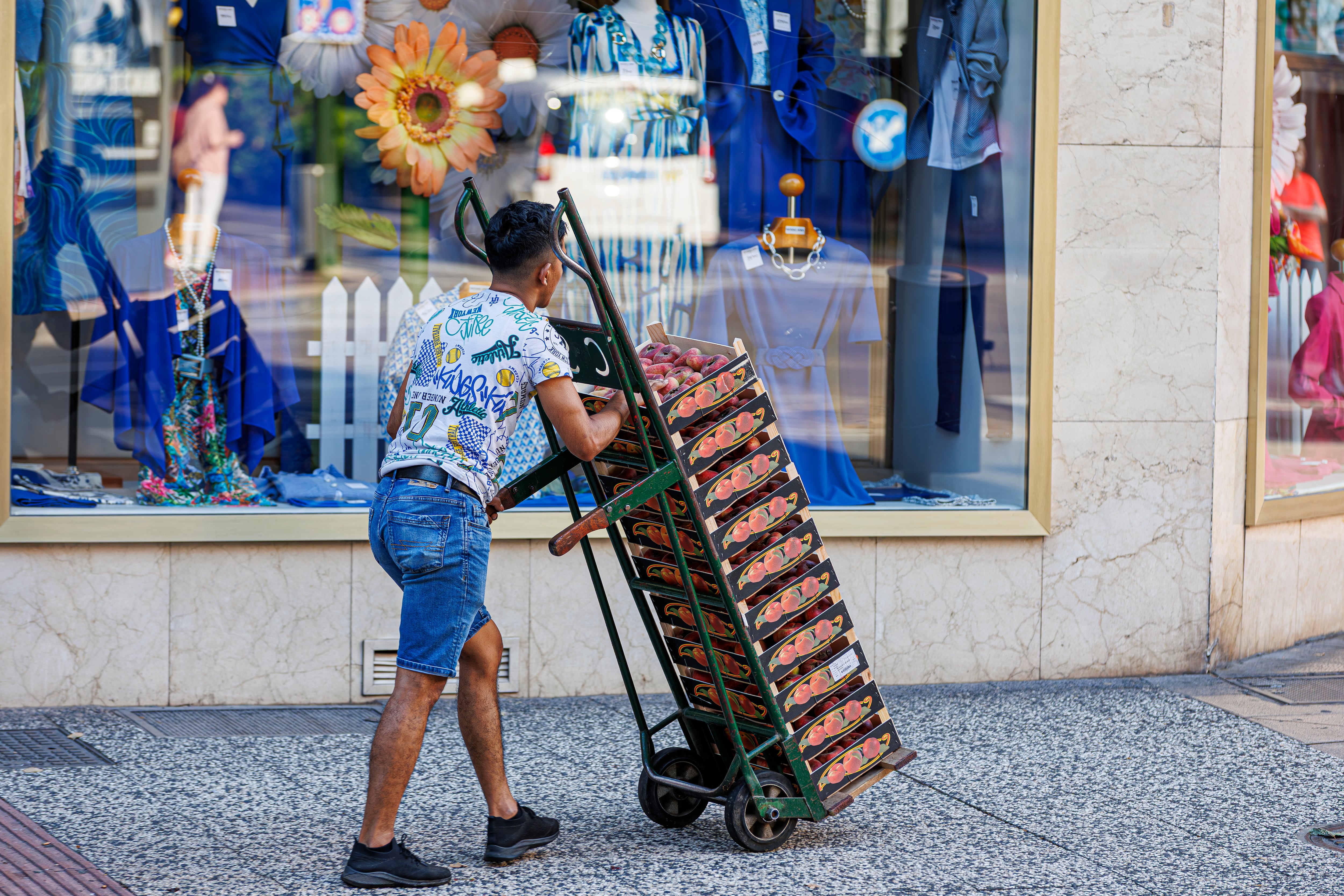 Un repartidor trabajando EFE/ Javier Belver